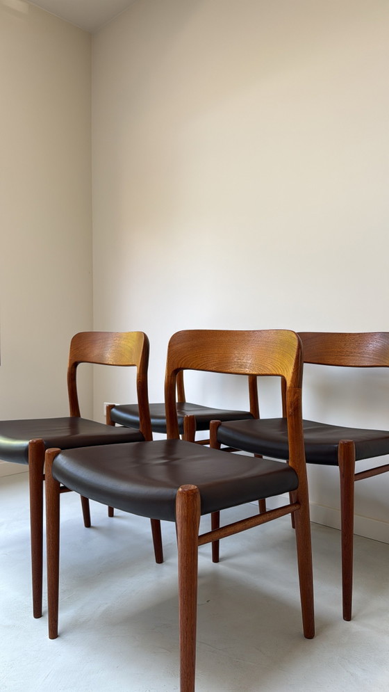 Image 1 of Vier Deense vintage teak houten design eetkamerstoelen Niels O. Møller