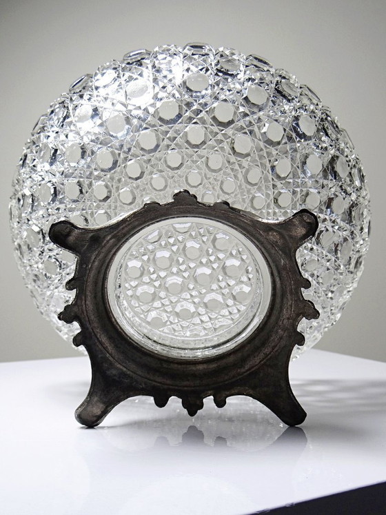 Image 1 of Bol antiguo de vidrio prensado con puntas de diamante, circa 1920-1950, sobre una base de peltre.