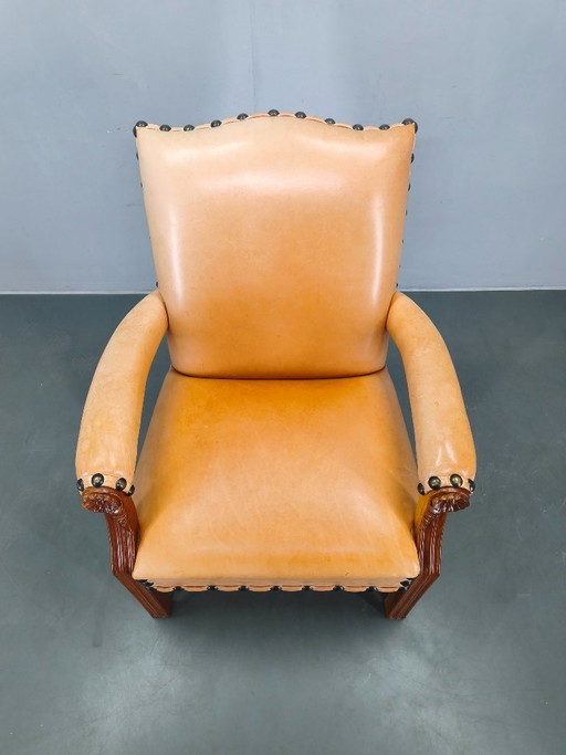 Antieke Deense leren fauteuil, gesneden houten clubfauteuil, begin 1900
