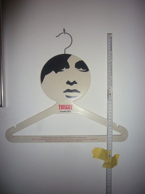 Originele Twiggy kledinghanger uit circa 1969.