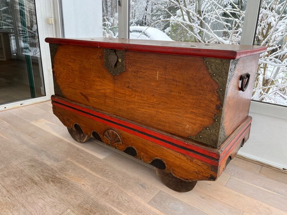 Image 1 of Cofre javanés antiguo con herrajes de cobre