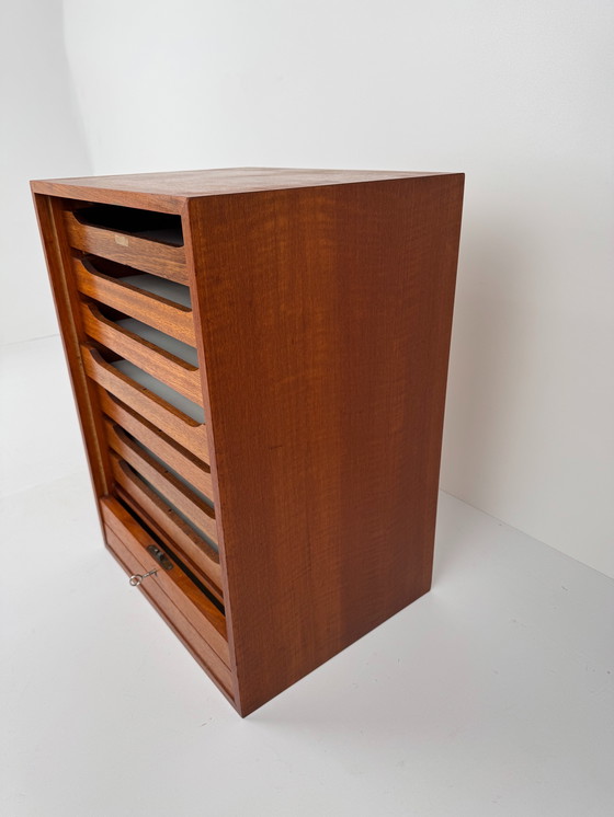 Image 1 of Mobile archivio danese vintage con anta a tamburo – Contenitore compatto in teak