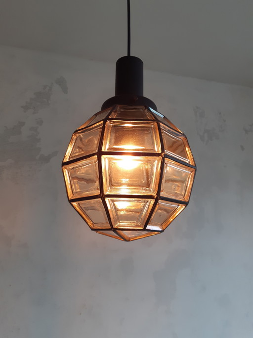 RÉSERVÉ / Lampe suspendue brutaliste en verre ambré Glashütte Limburg