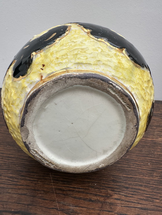 Image 1 of Vase boule jaune et noir rehaussé or attribué Vallauris h 20 cm