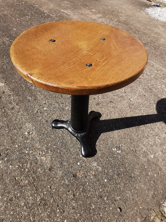 Antieke Singer naaimachine driepoot kruk met ronde gietijzeren zitting – Krukjes, Cast Iron, Wood (photo 8 of 13)