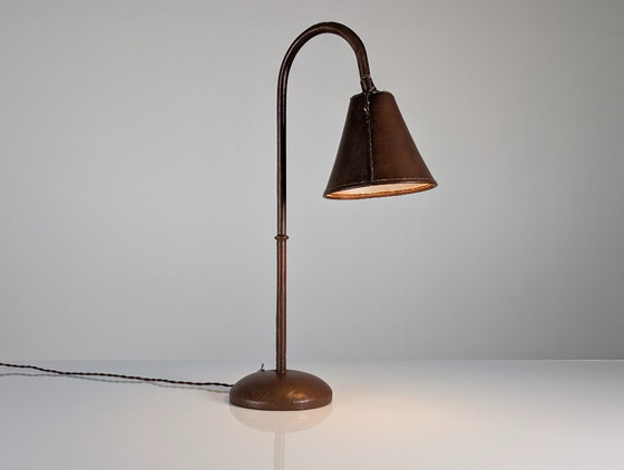 Lampe de table Jacques Adnet en cuir surpiqué, France, années 1950 – Leather, Metal (photo 2 of 9)