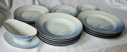 Bing & Grøndahl “Gaviota con borde dorado” (Blå Måsen) – Juego de porcelana de 20 piezas, años 50/80 En óptimas condiciones