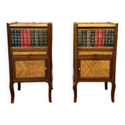 Ensemble de Tables de nuit anglaises classiques avec livres et marqueterie