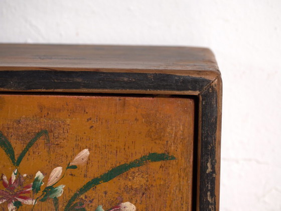 Antiker niedriger Schrank mit bemalten Blumen aus Kiefernholz – China, ca. 1900 – Buffetschränke, Iron (photo 40 of 40)