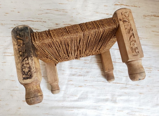 Image 1 of Antico sgabello indiano con corde