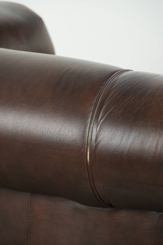 Image 1 of Lussuoso divano Chesterfield in morbida pelle bovina marrone, dal look inglese senza tempo.