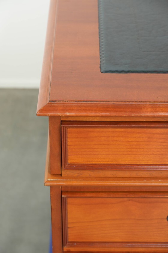Image 1 of Groot klassiek houten bureau in Engelse stijl met 4 lades en een blauw lederen blad