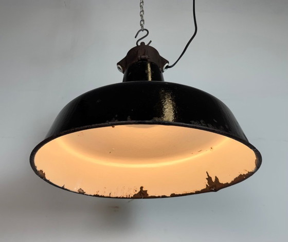 Image 1 of Industriële zwarte geëmailleerde fabriekslamp met gietijzeren bovenkant, jaren 50