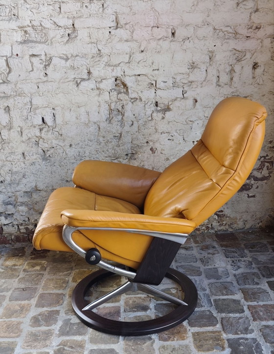 Poltrona relax in pelle Stressless M view Signature + Poggiapiedi Mayfair, Poltrone, Alluminio, Legno, Beige (foto 5 di 10)