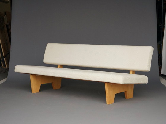 Image 1 of Compacte designbank uit de jaren 60 met houten onderstel in de stijl van Pastoe