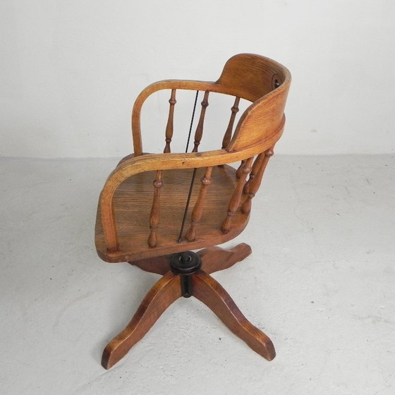 Image 1 of Silla de oficina de roble con sistema de muelles y altura regulable, década de 1930.