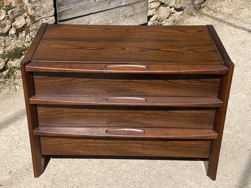 Cómoda vintage de los años 70, de madera maciza chapada en olmo, con 3 cajones.
