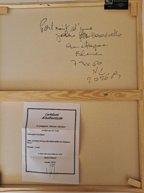 Image 1 of Patricia KLEYMAN - Ritratto di una graziosa giovane donna con un cappello bianco - Dipinto dell'artista