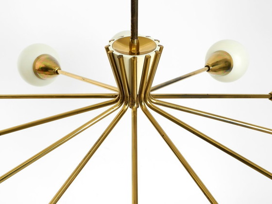 Image 1 of Rarissimo splendido lampadario a 12 bracci in ottone del Mid Century con paralumi in vetro opalino