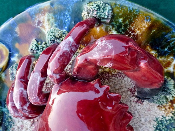 Image 1 of Assiette de collection vintage en faïence de style Palissy, ornée d'un crabe.