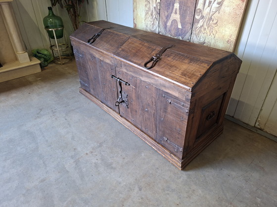 Image 1 of Robusto baule contenitore con cassetti e portabottiglie con serratura e chiave. Dimensioni: 140x56 cm e 73 cm di altezza.