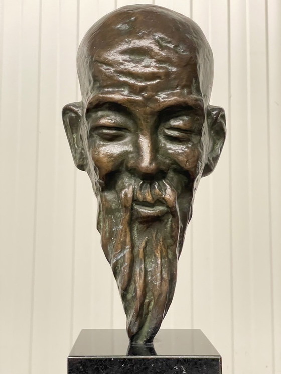 Image 1 of Une sculpture en bronze exceptionnelle représentant un homme asiatique