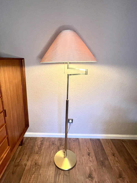 Image 1 of GKS - Gebrüder Knappstein Leuchten - Mid Century Lampadaire En Laiton Avec Bras Pivotant, Abat-jour Beige Allemagne, Années 1960