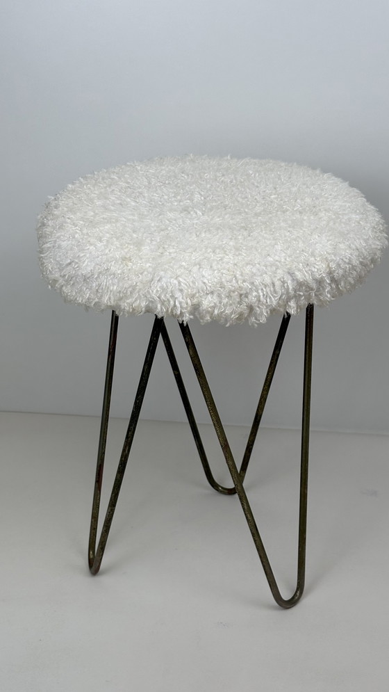 Image 1 of Tabouret vintage sur pieds en épingle à cheveux et fourrure blanche moelleuse