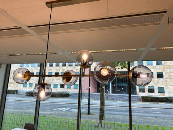 Bolia Orb hanglamp horizontaal, messing met rookglas (2 stuks), Hanglampen, Metaal, Gold, Modern (foto 3 van 5)