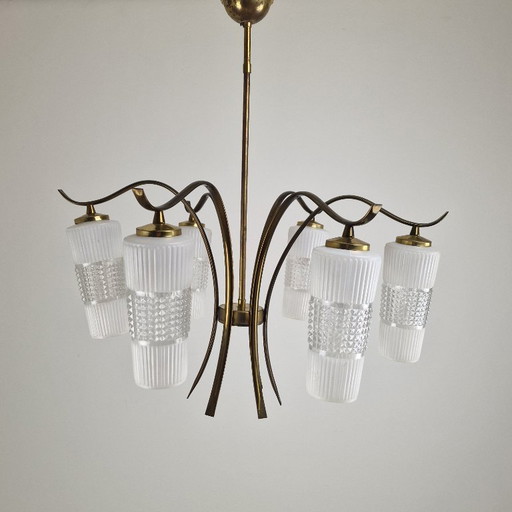 Lampadario italiano di metà secolo in ottone con paralumi in vetro stile Murano, anni '60