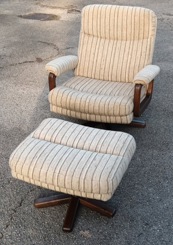 Image 1 of Drehsessel und Hocker aus der Mitte des 20. Jahrhunderts (1970er Jahre)