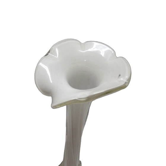 Image 1 of Vase vintage en opaline torsadée