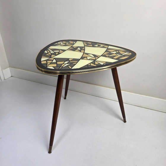 Image 1 of Tavolino da caffè vintage. Triangolare, a tre gambe, a forma di "rene". Piano in vetro con motivo retrò. Anni '50/'60.