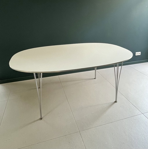 Mesa con patas tensoras Fritz Hansen B613
