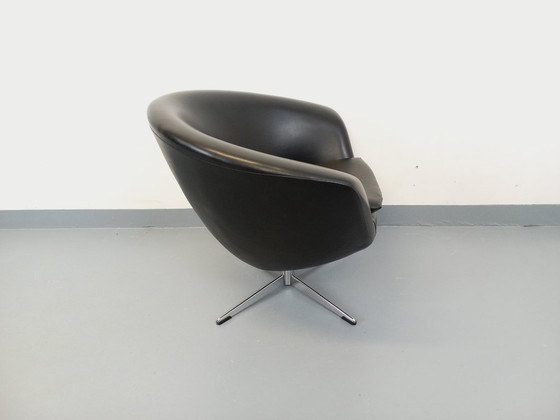 Image 1 of Vintage Scandinavische draaifauteuil van imitatieleer en chroom uit de jaren 70.