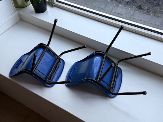 Image 1 of Een paar vintage blauwe Grosfillex schoolstoelen – gemaakt in Frankrijk – industriële stijl uit het midden van de 20e eeuw