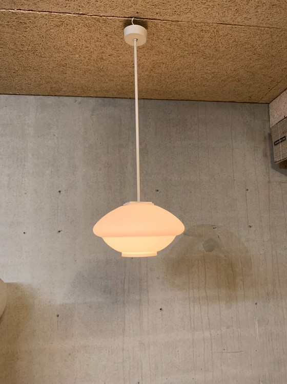 Image 1 of Lámpara colgante RZB Leuchten, Alemania de cristal opalino blanco.