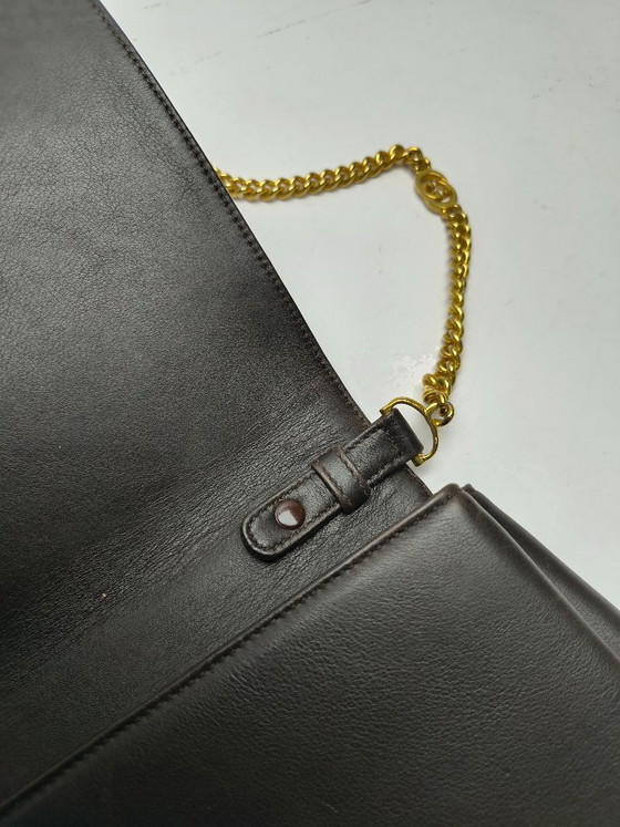 Image 1 of Rara borsa a tracolla vintage Gucci in pelle scamosciata e pelle con catena GG dorata e ciondolo con stemma – Made in Italy