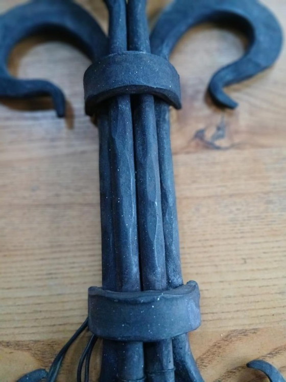 Image 1 of Prachtig paar Franse Castle Lily smeedijzeren wandlampen