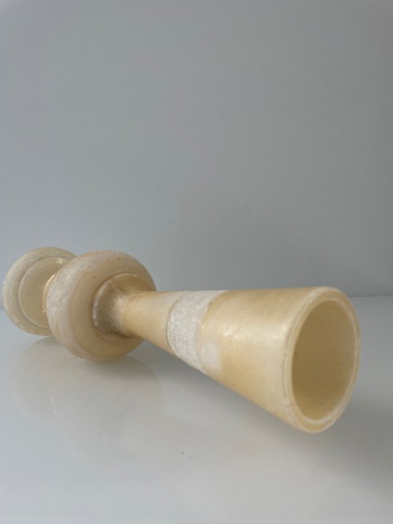 Image 1 of Vaso vintage in alabastro con dettagli decorativi – 32 cm