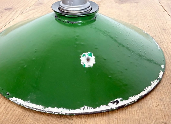 Image 1 of Industriële groene emaille lamp, jaren 1950