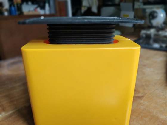 Image 1 of Vintage Zweedse postmoderne keukenweegschaal van Bengt EK – Geel Space Age Design