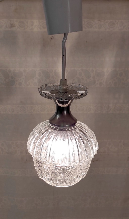 Lampada a sospensione in metallo cromato e vetro modellato - metà del XX secolo