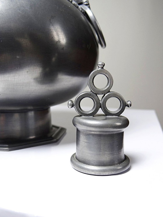 Image 1 of Decoratieve fles, tin, Italië, Peltro, versierd met een leeuwenkop, jaren 1960-1980