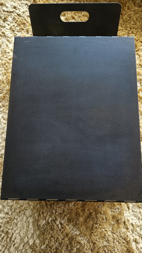 Image 1 of Table d'appoint et porte-revues en métal vintage