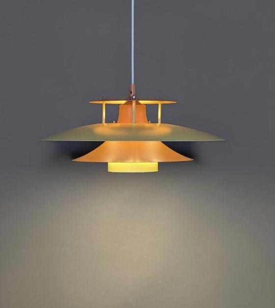 Pendelleuchte im Mid-Century-Modern-Stil aus gelbem und orangefarbenem Metall, Dänemark, 1970er Jahre (photo 7 of 9)