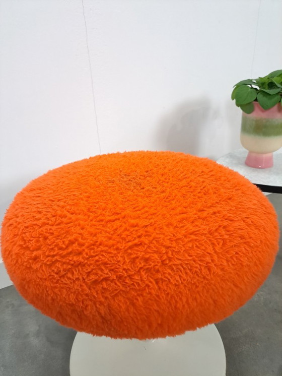 Image 1 of Sgabello in metallo bianco spaziale con soffice cuscino arancione