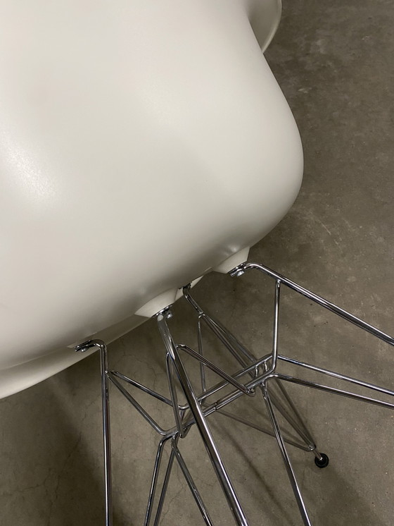 Image 1 of Silla Vitra Eames con estructura blanca y cromada
