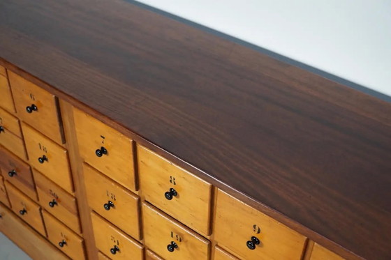 Image 1 of Grande armoire d'apothicaire / armoire d'école industrielle hollandaise en hêtre, milieu du XXe siècle