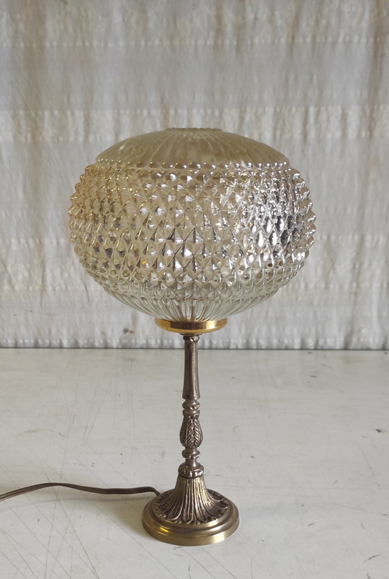 Image 1 of Tafellamp van verguld messing en amberkleurig glas - midden 20e eeuw